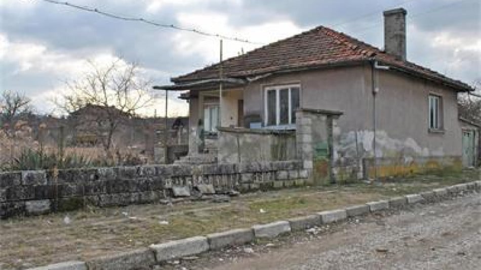 Българското село с демоничната къща, която сее смърт и болка