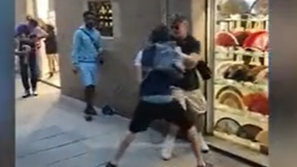 Наръгаха турист, опитващ да спаси чантата си от крадци в Барселона ВИДЕО