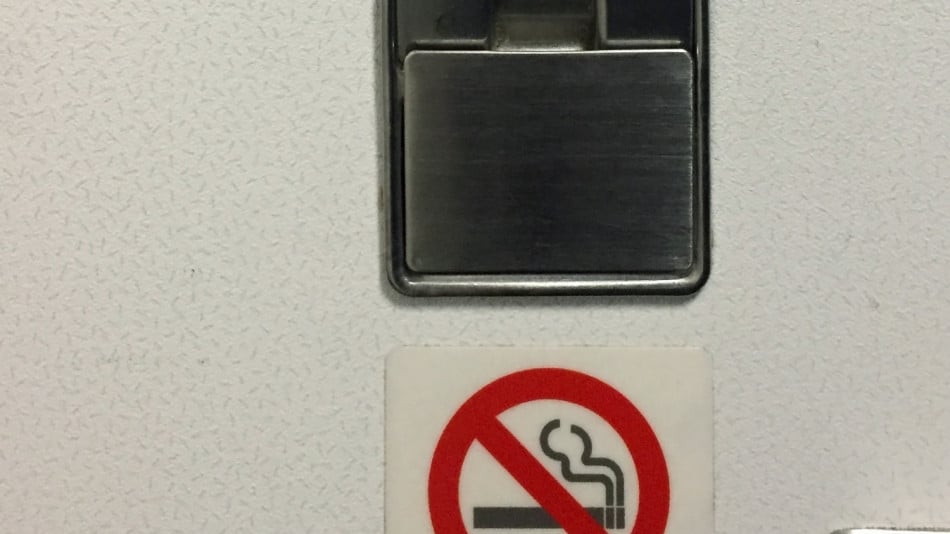 Ето защо има пепелници в самолетите  - въпреки че пушенето е строго забранено