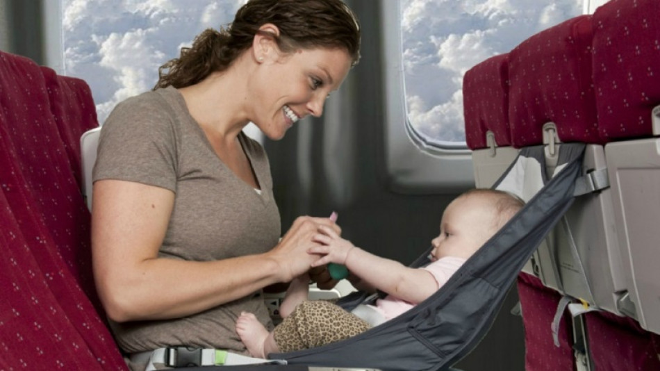 Майка с бебе предпази пътници в самолета от плач и предизвика респект в мрежата