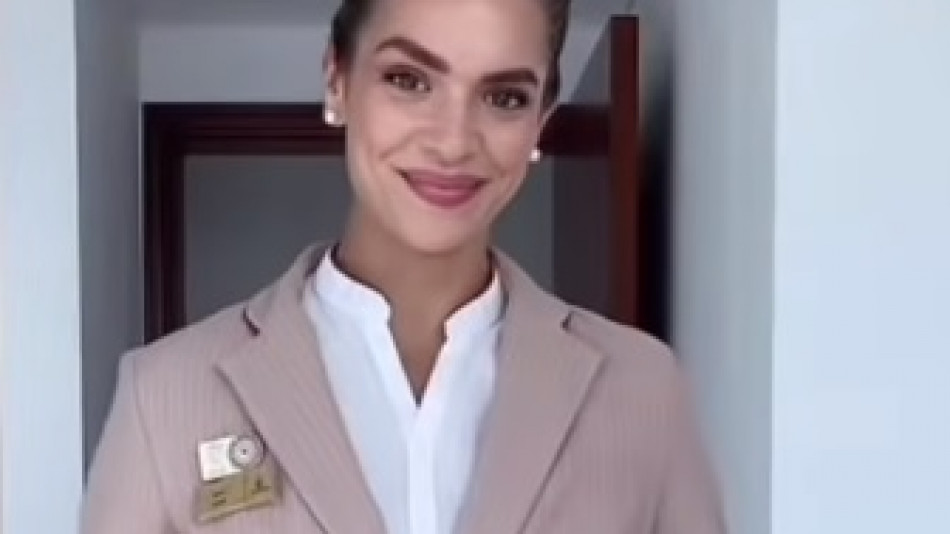 Стюардеса от Emirates показа с какво облекло спят тя и колежките й ВИДЕО