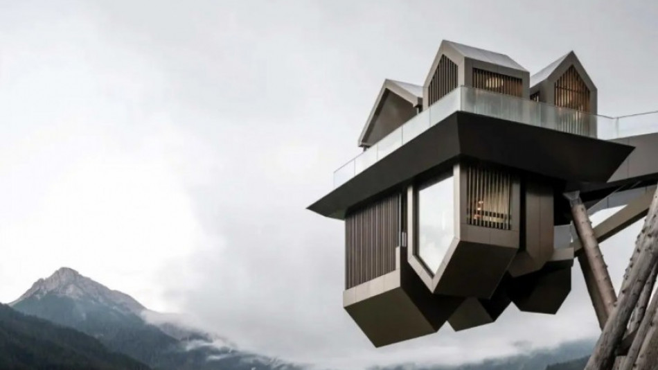 Зашеметяваща архитектура: Обърнат с главата надолу спа център в Италия с панорамна гледка
