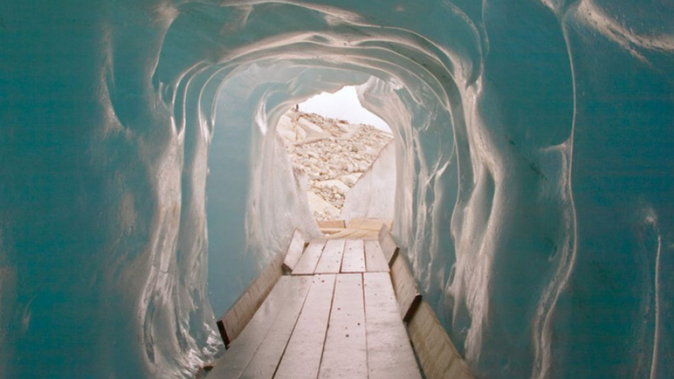 В швейцарски хладилник: Леден коридор, който ви отвежда в света на известния ледник Рона
