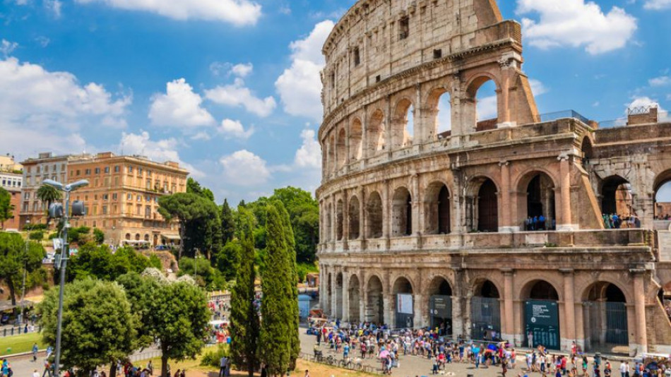 „Уважавайте нашия град“: Италианците наложиха глоба от 450 евро на турист, който яде на исторически паметник