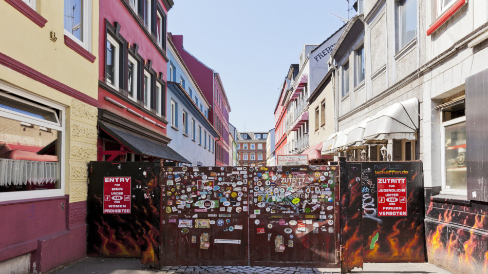 Забранено за жени: Улицата на греха, която нацистите скриха зад високи стени