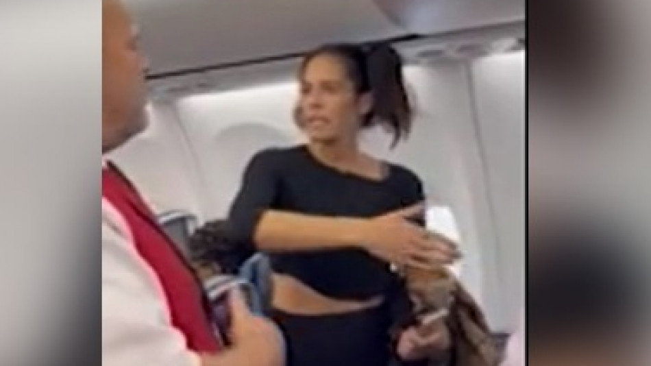 Жена в самолет побесня заради правило на авикомпания и нападна пътници ВИДЕО