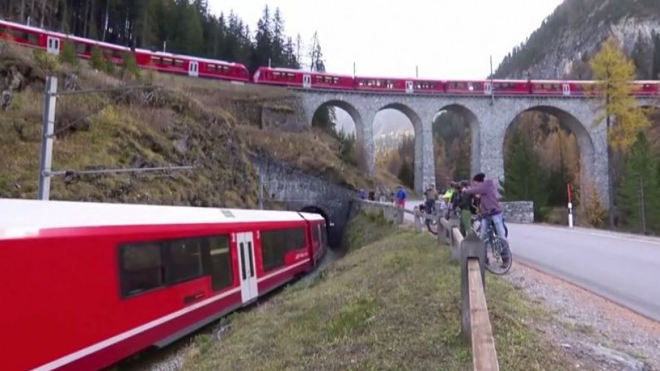 Невиждан рекорд: Пуснаха най-дългия пътнически влак в света ВИДЕО
