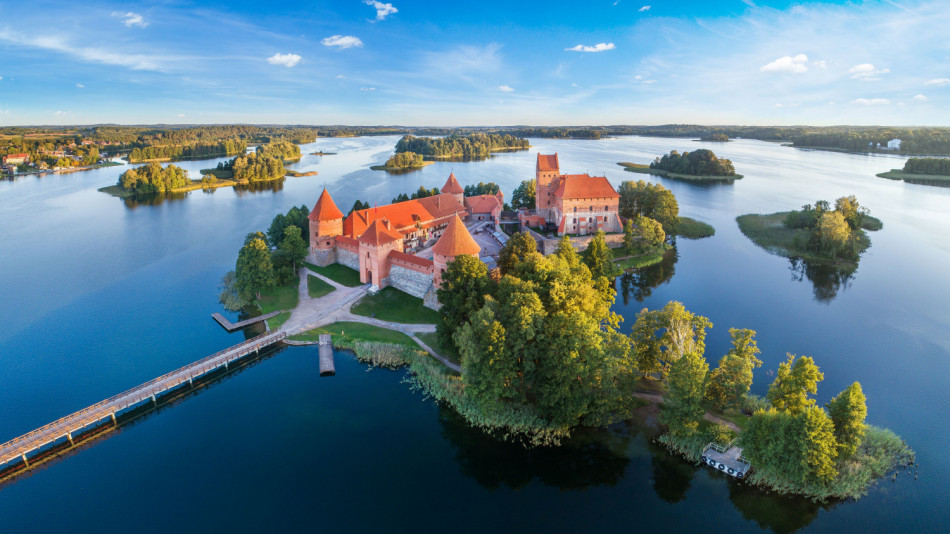 Уютният Тракай и единственият замък в Източна Европа, намиращ се на остров
