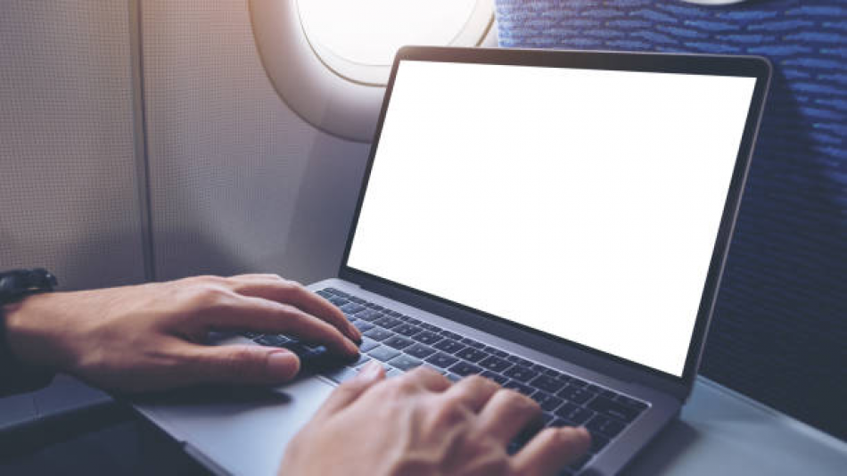 Опитен пилот обясни забраната за използване на лаптопи на борда на самолета