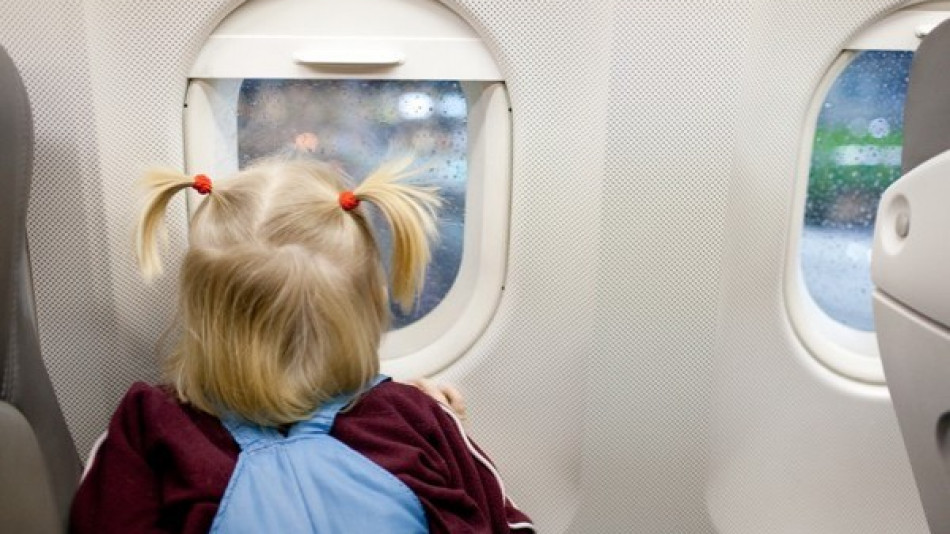 Как да успокоим собствените и чуждите деца в самолета