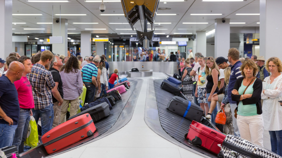 Служител на летище споделя лесен трик, за да не губят багажа ви ВИДЕО