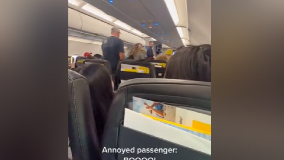 Ядосана пътничка на самолет пожела на спътниците й да умрат ВИДЕО