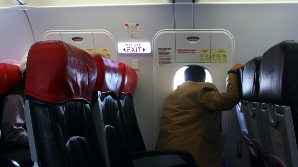 Истинският инструктаж за безопасност в самолетите, който няма да чуете никъде ВИДЕО