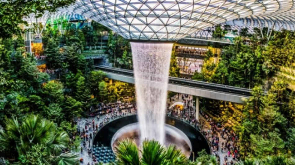 Водопад, градина с пеперуди! Това летище е обявено за най-доброто в света