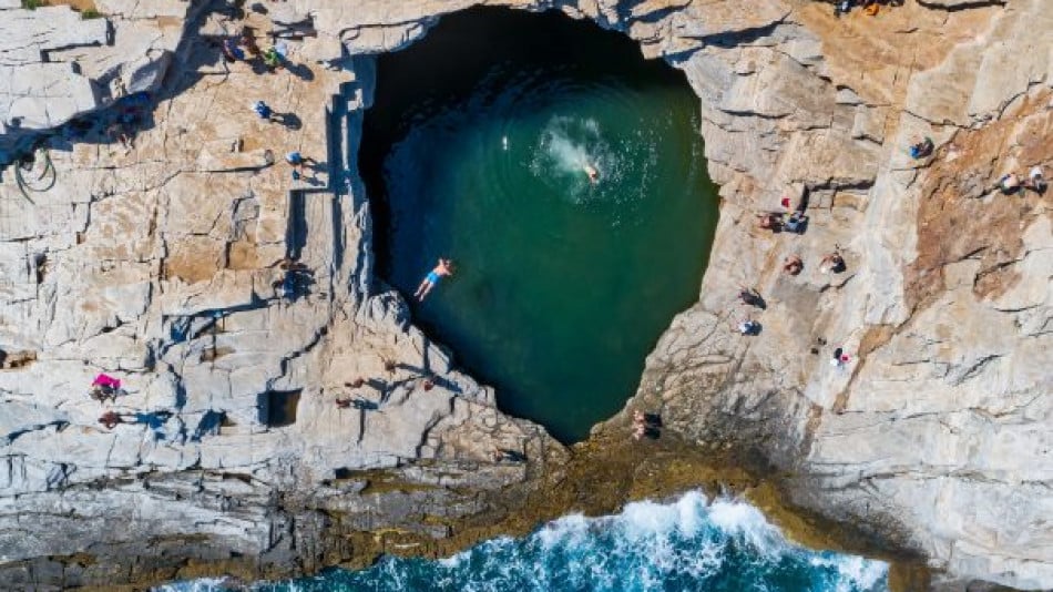 Сълзата на Афродита - гръцкото райско кътче, вдълбано в скала, което трябва да посетите СНИМКИ