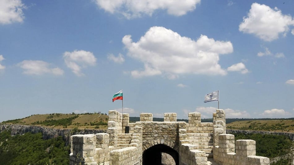 Каменен кораб, плаващ в небето - това е мощна българска крепост