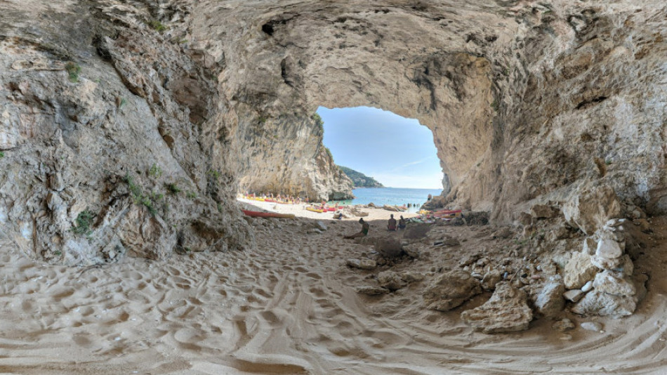 Знаете ли, че край Дубровник има пещера, която крие красив малък плаж?