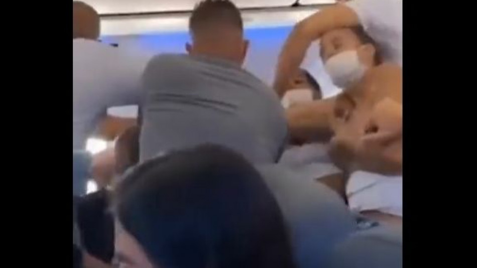 Масов женски бой в самолет, пътнички останаха по голи гърди ВИДЕО 18+