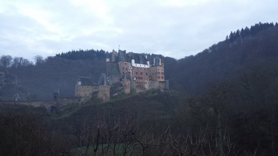 През изумрудената гора и призрачен град до красивия замък Елц
