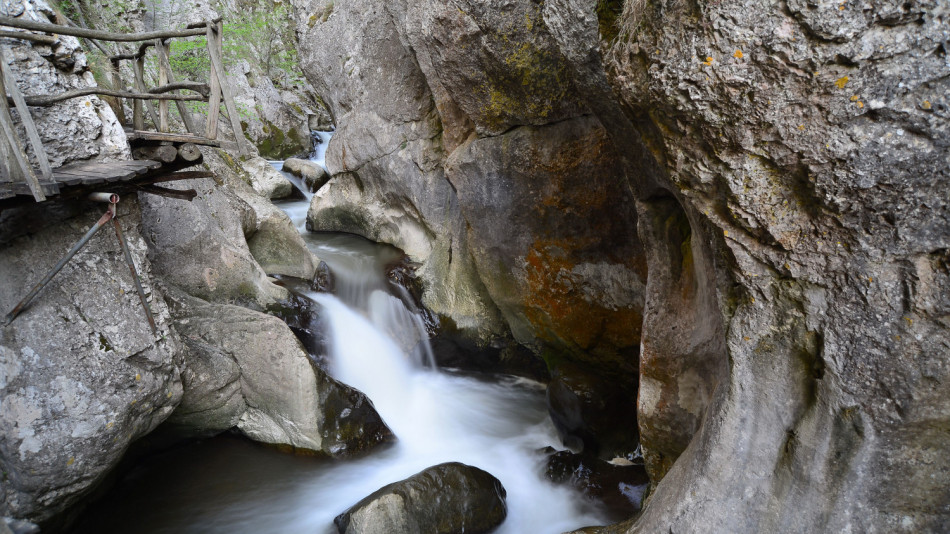 Недалеч от София: Чуден водопад омайва с красотата си