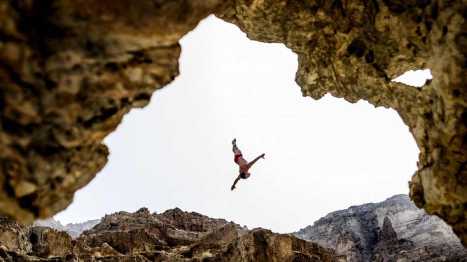 Туристка реши да скочи от скала в Италия, блъсна се в камъни и попадна на ВИДЕО