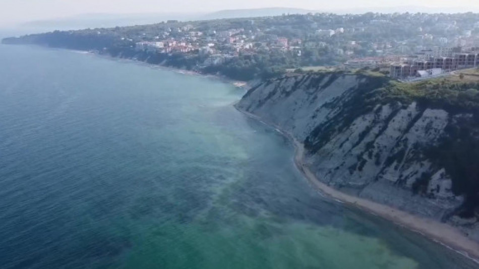 Уникален плаж с изумрудени води привлича все повече туристи в България ВИДЕО
