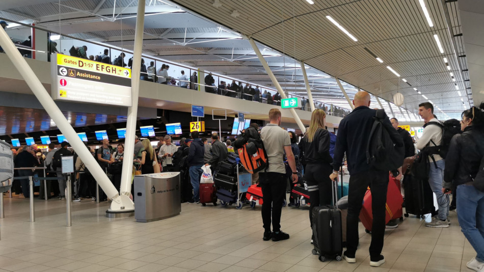 Хаос по летищата, българи се лутат, на ден връщат пари за три полета