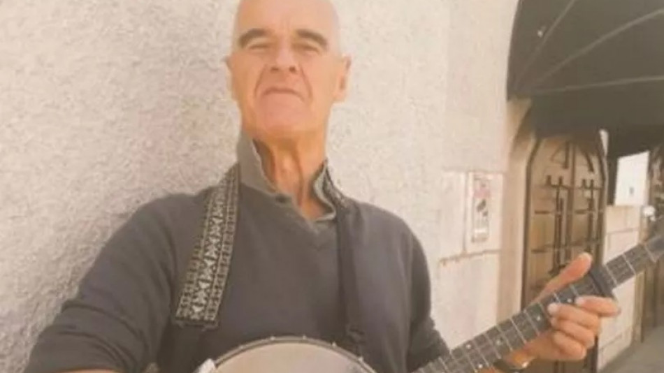 Уличен музикант преживя огромен удар на летище