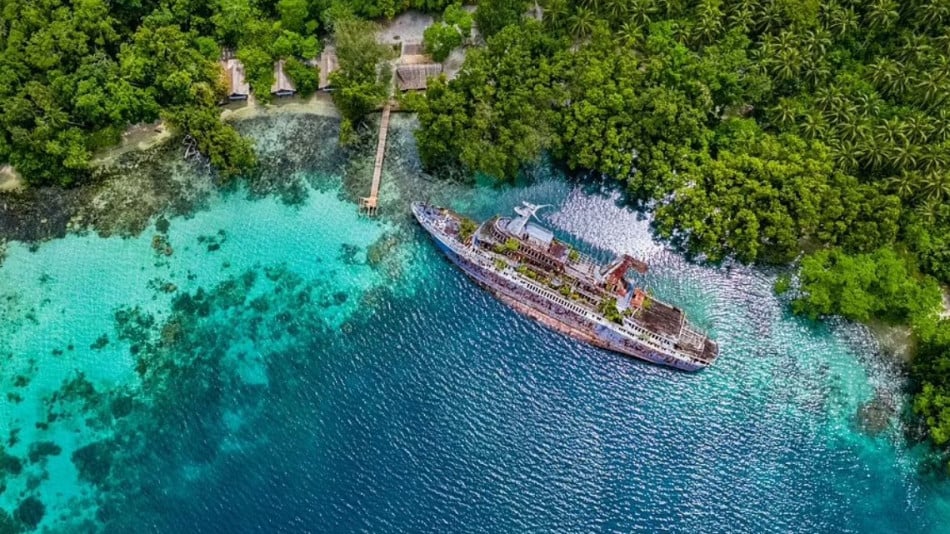 Потънал круизен кораб на райски тропически плаж е магнит за туристите