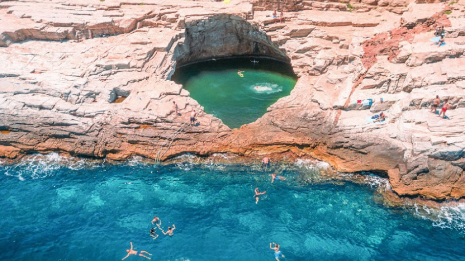 Най-красивият естествен басейн в Европа се намира в популярен гръцки курорт