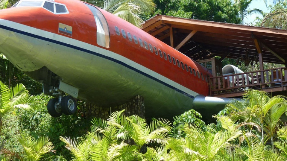 Стар самолет, надничащ от дъждовната гора, сега е луксозен хотел с изглед към морето и тучната зеленина