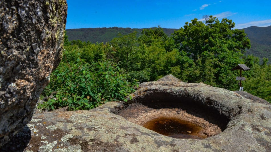 Тайнствен каменен град край Стрелча крие тракийски загадки на хиляди години ВИДЕО