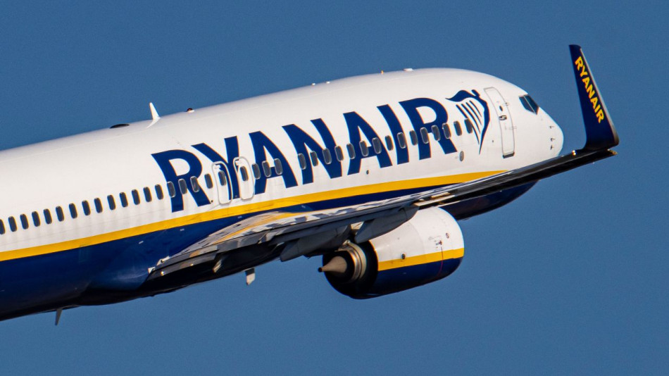 Пътник на RyanAir потроши терминал на европейско летище и се наряза със стъкло