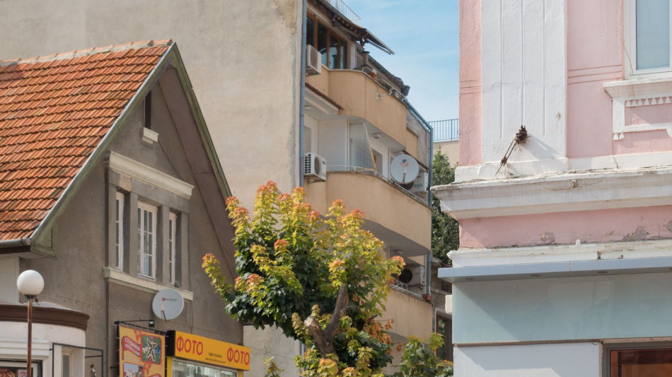 Това ли е най-тясната къща във Варна? СНИМКА