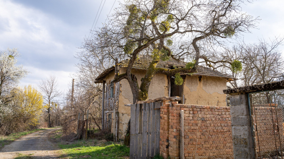 Чужденци превземат изоставените български села