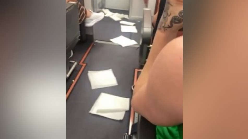 Невиждано: Пътник се изходи на пода в самолет, отмениха полета и стана страшно ВИДЕО