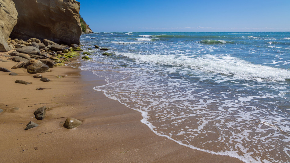 Плаж край Варна смайва с кристално чисти води