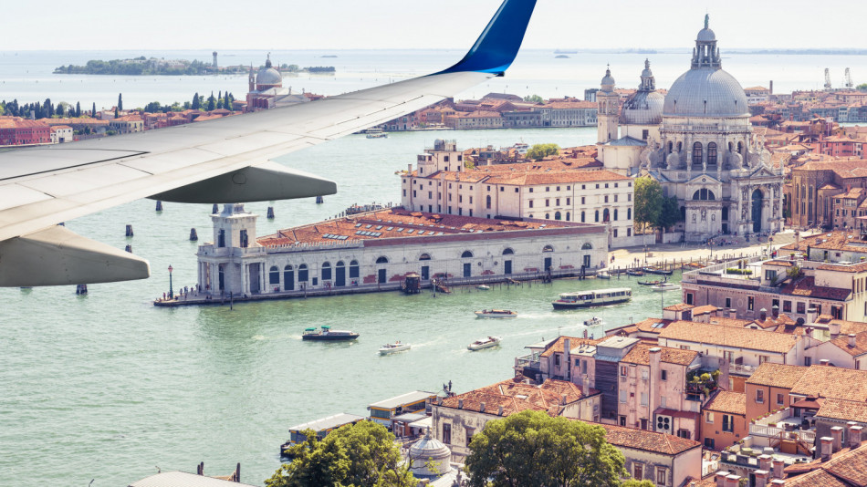 Неочаквана опасност спря полетите на летището във Венеция