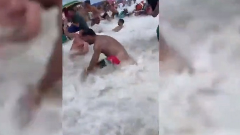 Голяма вълна отнесе хора от плаж в Бразилия и беше заснета на видео