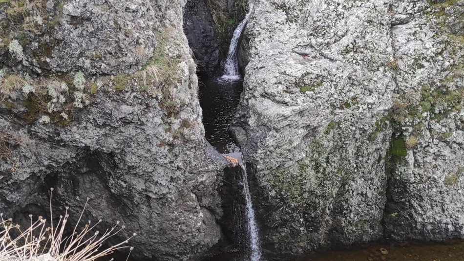 Зимна приказка! Чуковският водопад, подхранен от топенето на снега ВИДЕО