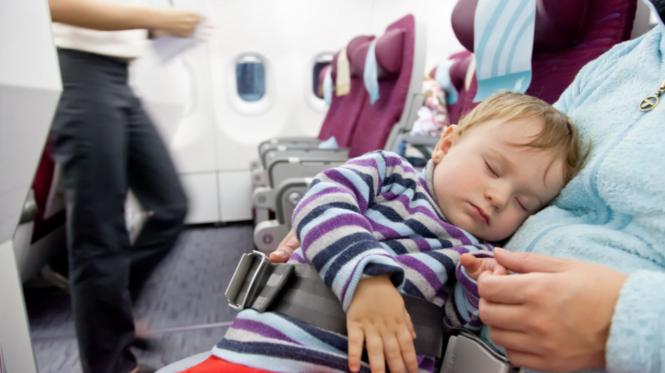 Защо не трябва да спите в самолета