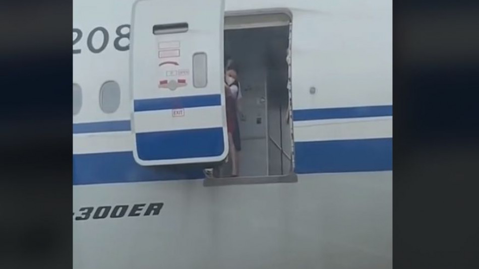 ВИДЕО с три китайски стюардеси на вратата на самолет взриви мрежата