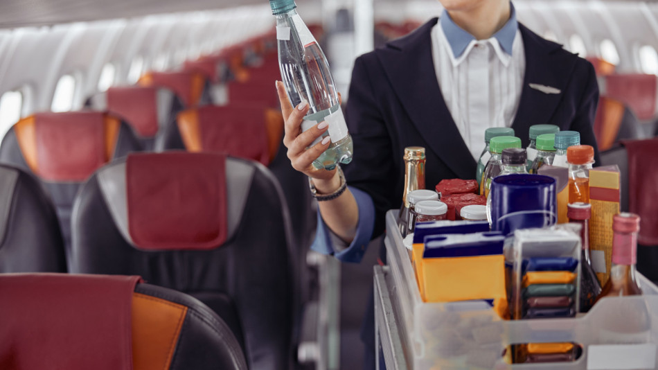 Коя напитка никога не трябва да пиете в самолет