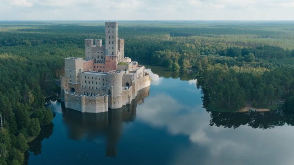 Какво знаем за мистериозния замък Стобница, който властите в Полша искат да сринат СНИМКИ