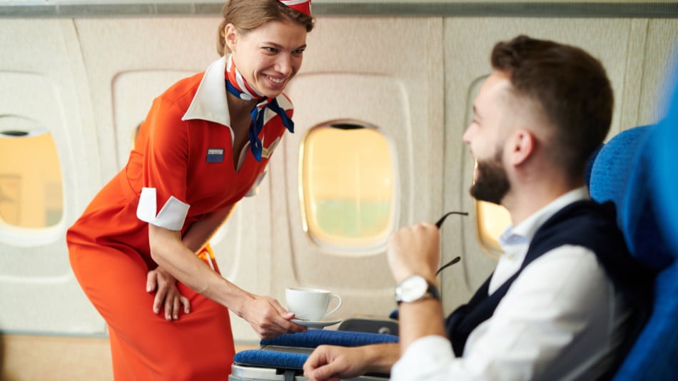 Не е за вярване: Ето защо всъщност стюардесите ни поздравяват на влизане в самолет