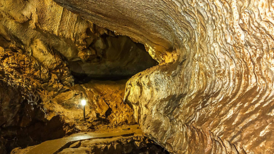 Дълбока наша пещера крие подземна река и 46 водопада