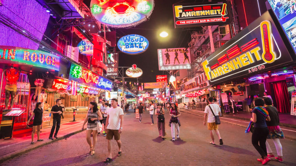 Скандално ВИДЕО 18+! Туристи правят секс пред оживен мол в Тайланд