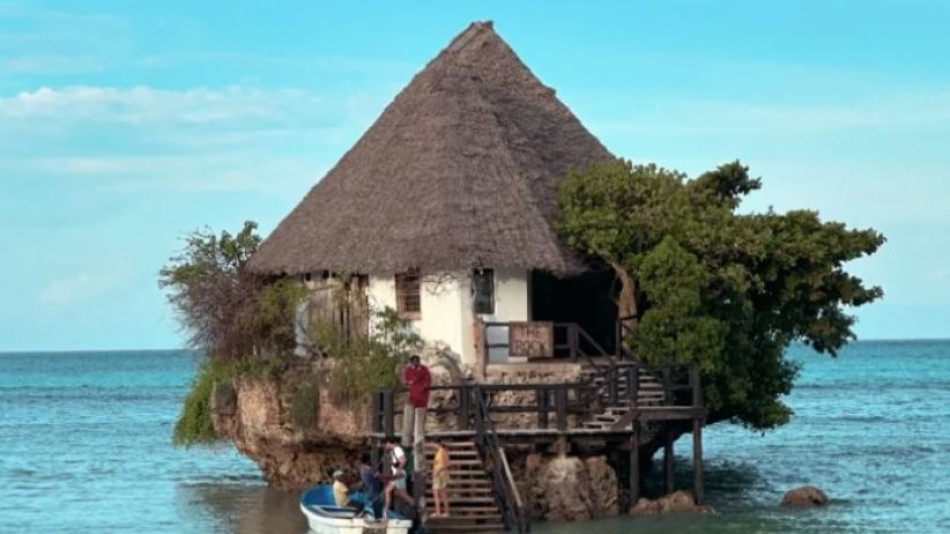 Това е плаващият ресторант The Rock, бижуто на Занзибар СНИМКИ