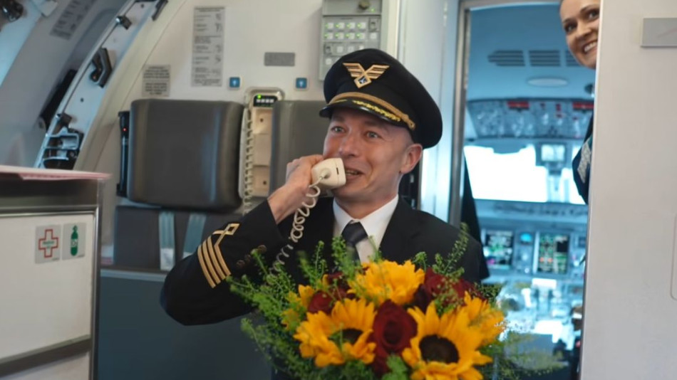 Пилот предложи брак на стюардеса във въздуха ВИДЕО