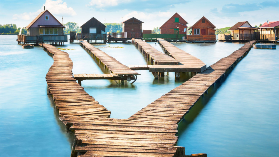 Като на Малдивите: Езеро с плаващи къщи в средата на Европа